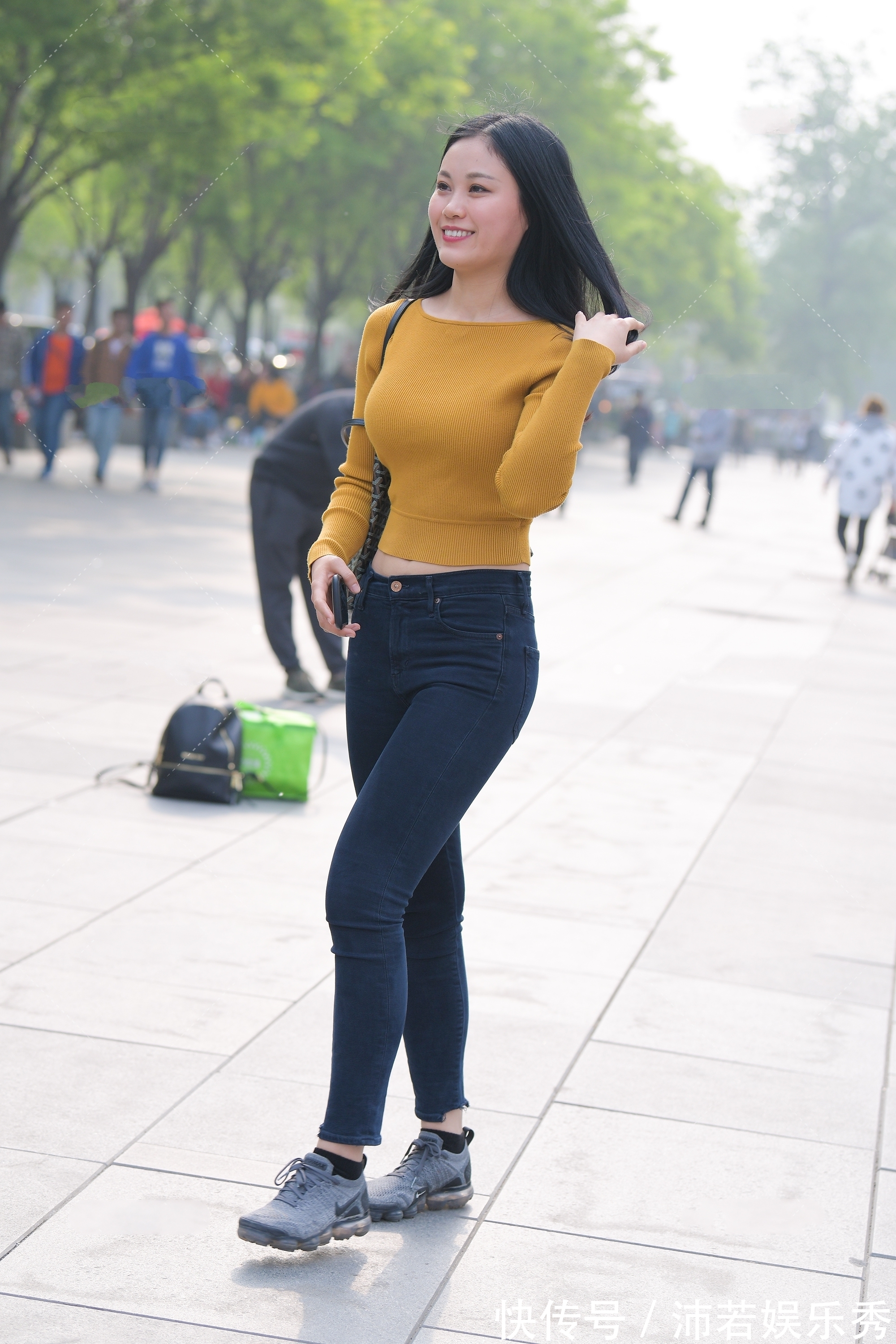 牛仔裤|街拍美女:明黄色针织衫搭配牛仔裤,温暖阳光,打造明亮少女感