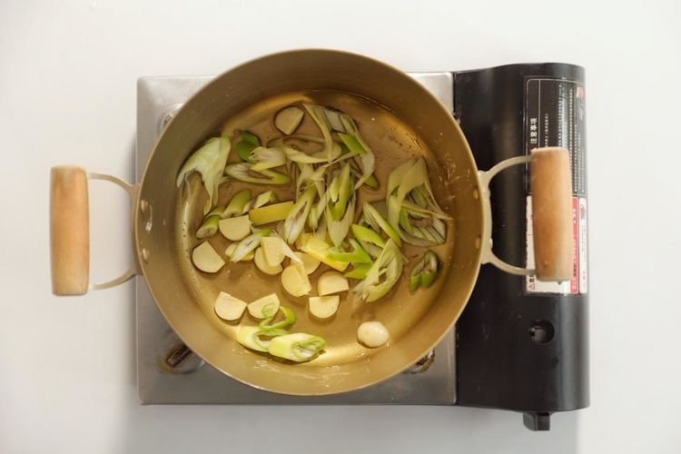 一个鱼头加一块豆腐这样一锅炖，很多人吃了都会上头，太下饭了