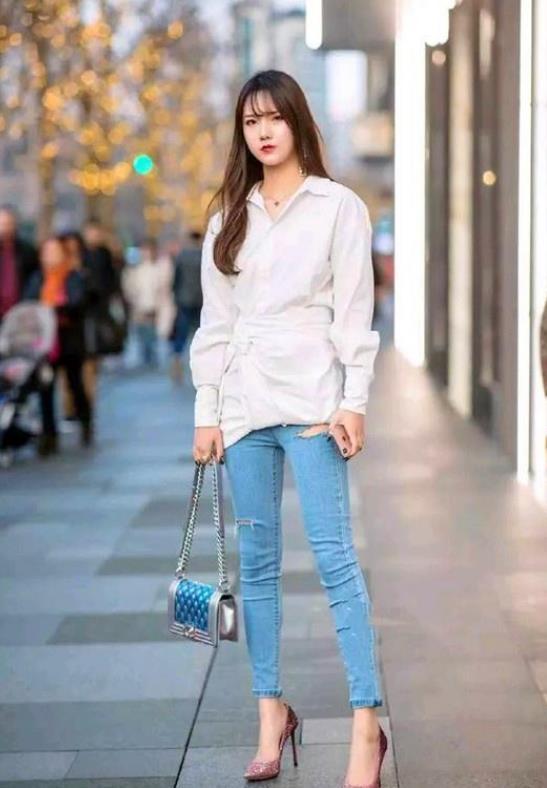 典雅|街拍:小姐姐的黑色穿搭很是典雅,靓丽妆容,很是吸睛