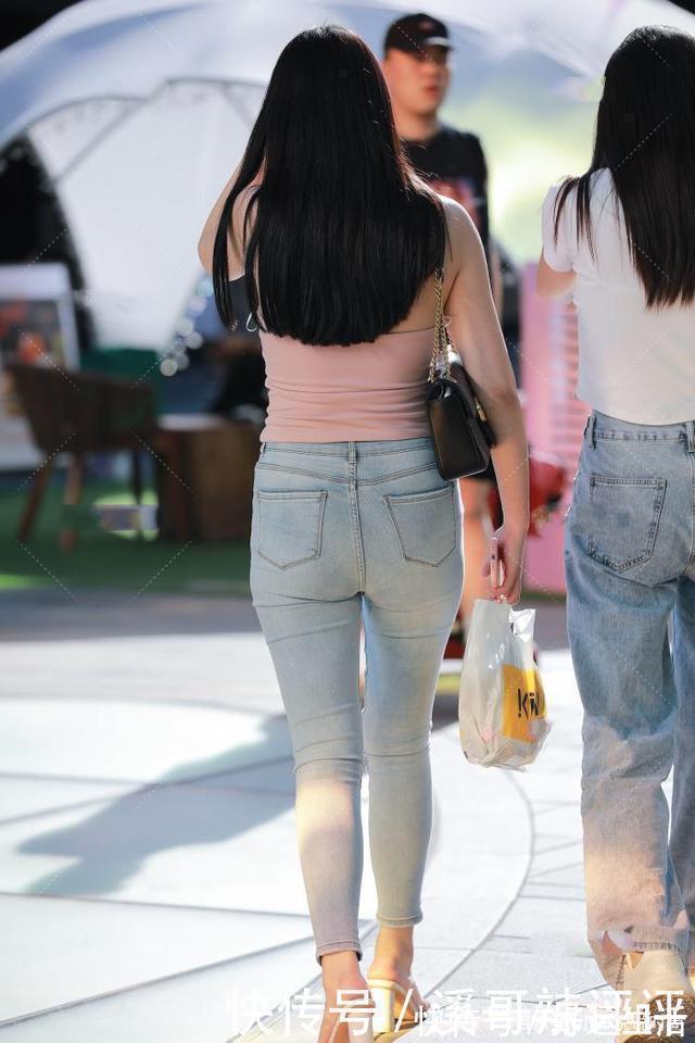 粉色背心 粉色背心搭配紧身牛仔裤,清新时尚,充满活力