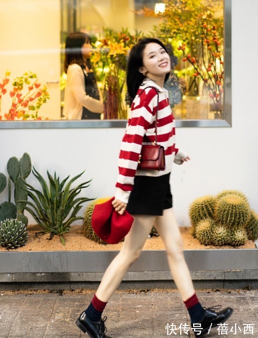 搭配 秋天别总穿大地色,经典“红+黑”更显白显气质,黄黑皮有救了