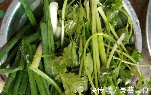 煎鱼时“不要”先开火倒油，20年老厨师教你1招，肉鲜不破皮