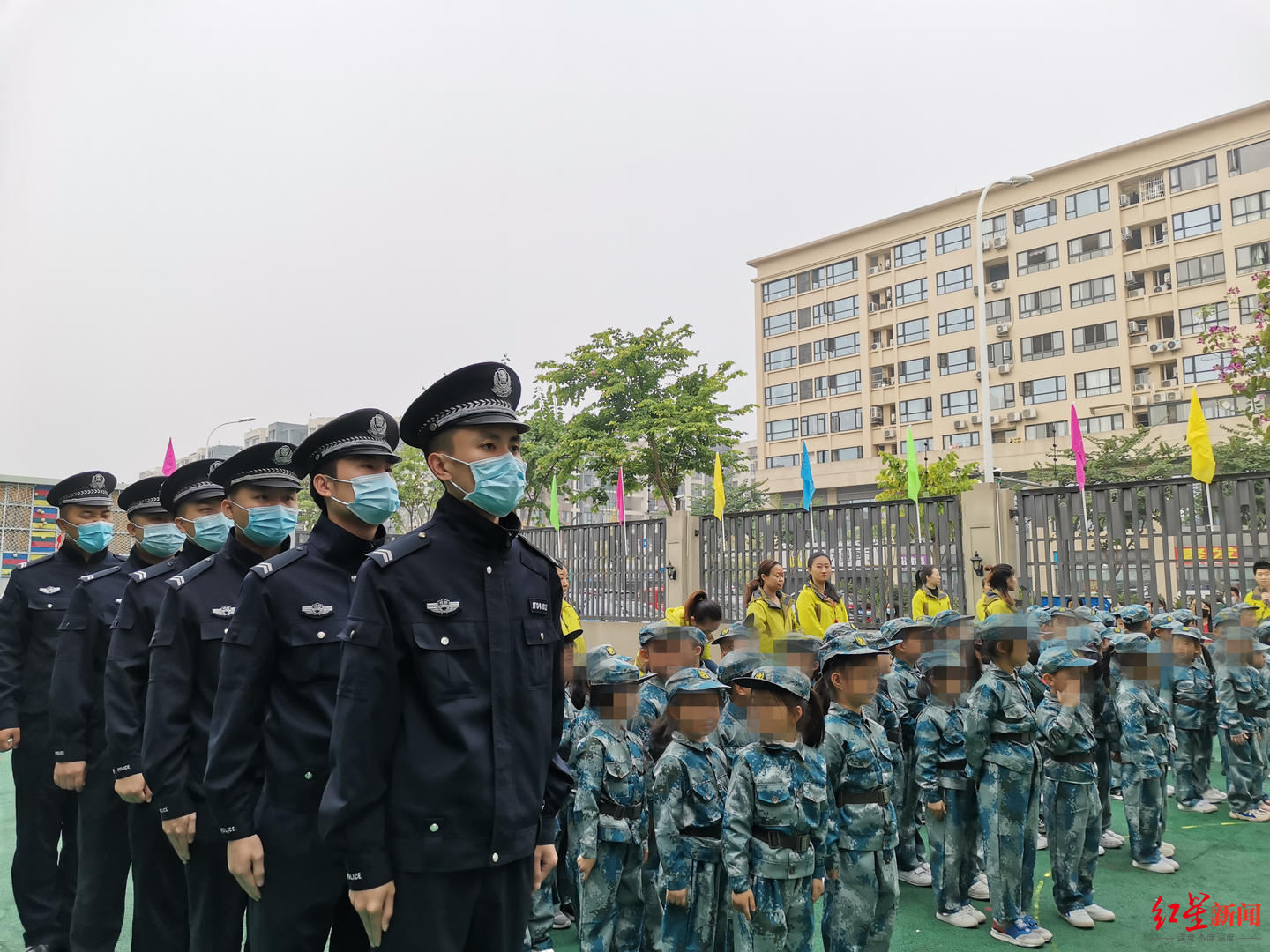 萌娃们|站军姿、走队列、唱军歌……这所幼儿园的萌娃穿上迷彩服感受“军人的一天”