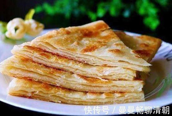 烙饼时，直接开始烙就错了，要多加这一步，饼才会柔软起层
