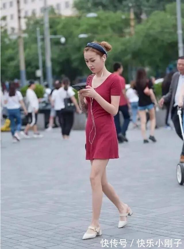 搭配 紧身裙的设计出色又不累人,唯美气息不断,展现自信风姿