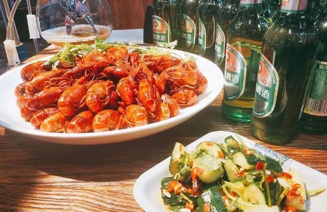 啤酒喝着好苦还胀肚？那是因为你根本不会喝。教你三招，来看看吧