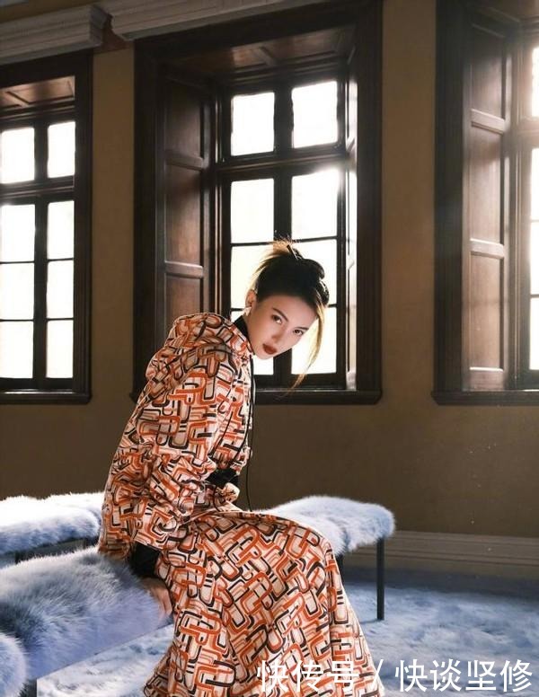 这才是早春流行的穿搭:“卫衣+半身裙” , 显高显瘦又不拖沓