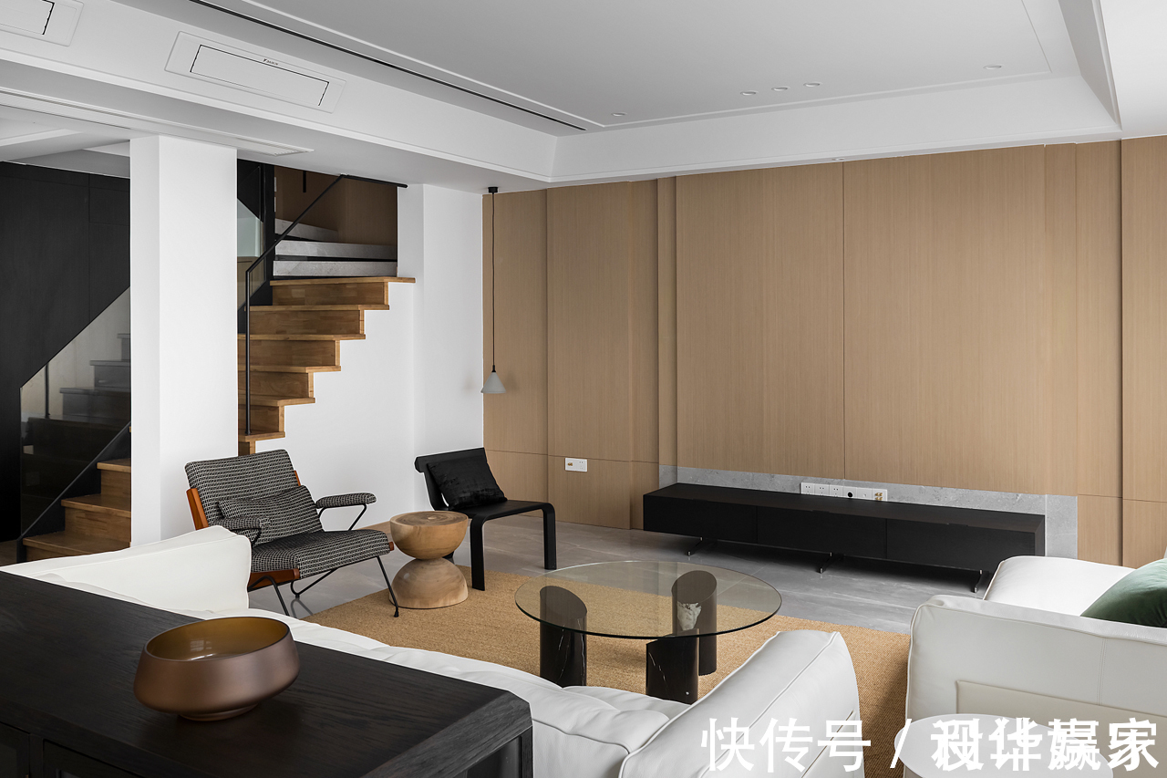 原木|243㎡自然跃层,耐看的原木+白色,还有自家花园,真让人羡慕