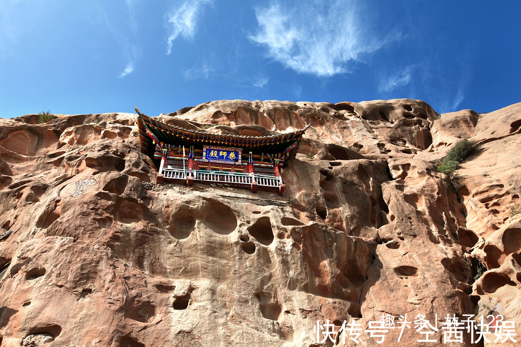 马蹄寺|拥有1600年历史的马蹄寺石窟群，爬过狭窄通道能上到最顶层石窟