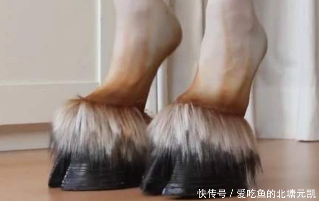 马蹄鞋|越来越看不懂时尚了,国外女性流行马蹄鞋,走起路来好尴尬