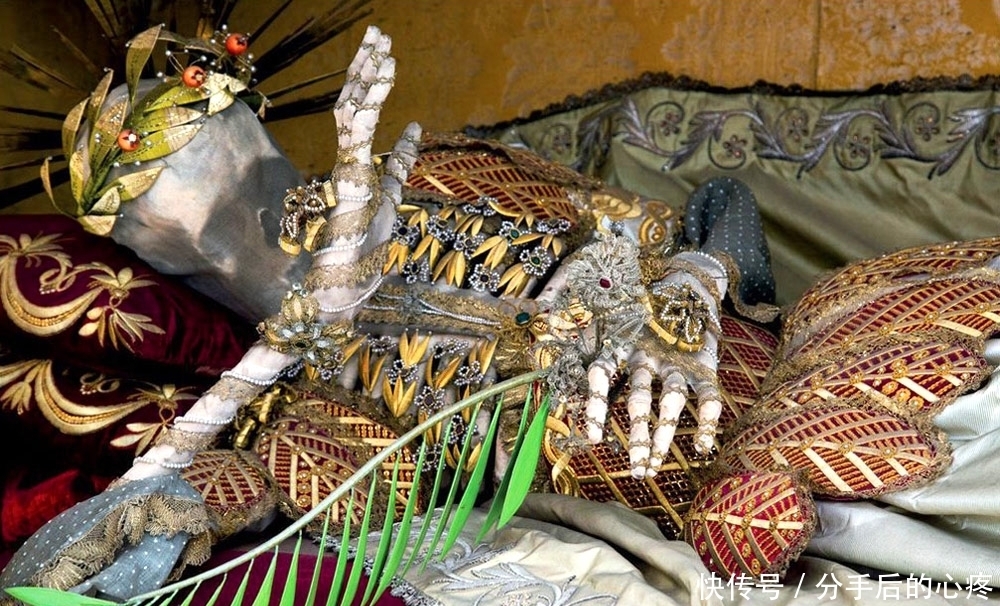 珍贵|实拍:陪葬的金银珠宝和骸骨合为一体,难以分开,太珍贵了!