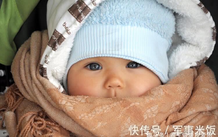 危险期|1岁宝宝摔下床,奶奶一个大意的举动让娃停止呼吸,父母需重视