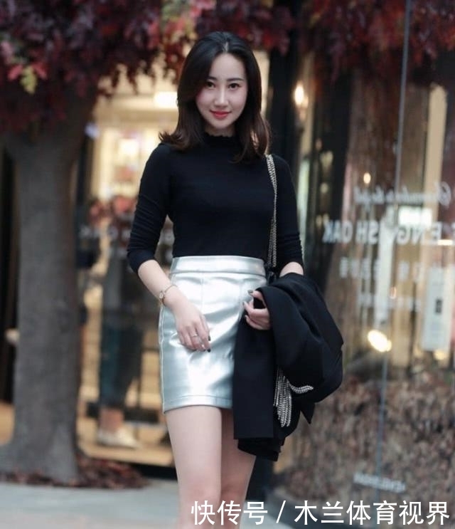 小姐姐卡其色休闲裤搭配白色开衫,格外的有魅力