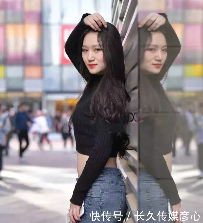 倾城|尝矜绝代色,复恃倾城姿出,黑色短款长袖针织衫的个性妩媚穿搭