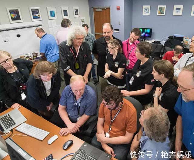 他打两份工,一份是皇后乐队吉他手,另一份是NASA天文学家