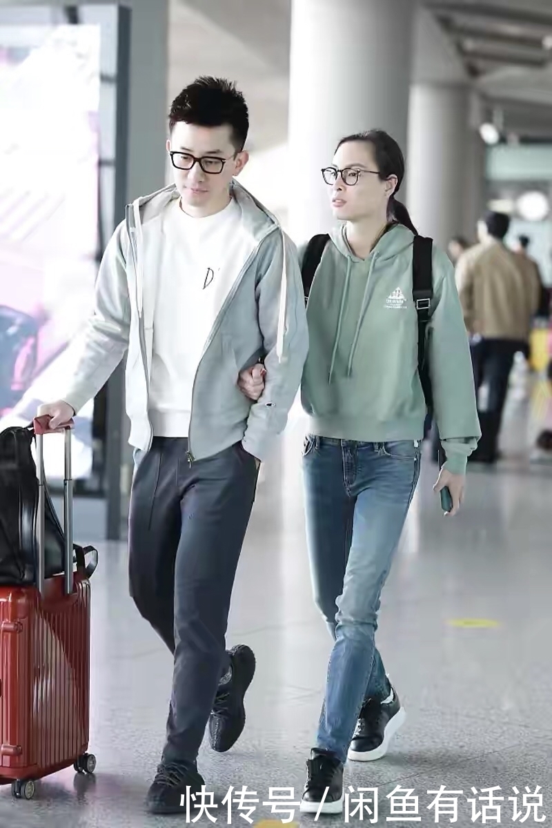 气质优雅|吴敏霞罕见露面,穿西装配阔腿裤拍时尚大片,气质优雅不输女星