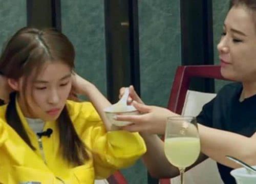 还记得《变形记》中巨婴刘思琪吗?曾吃饭靠妈妈喂,今成人生赢家