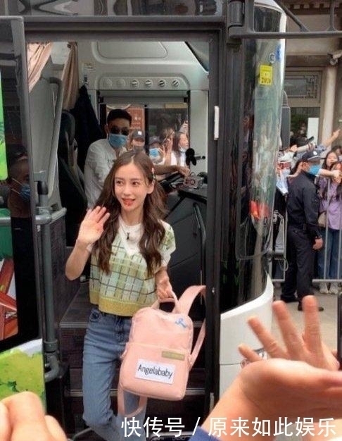 跑男录制被网友偶遇,baby背粉色书包与蔡徐坤同框哪里像31岁的人