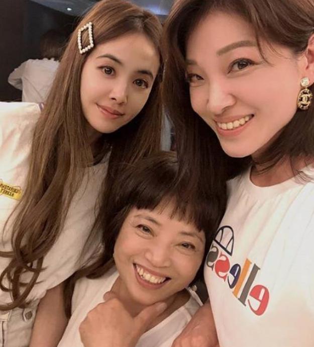 蔡依林母亲节晒全家福 母女三人如姐妹花 天后及腰长发超惊艳 快资讯