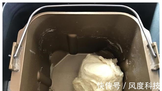 面包这做法火了，不用烤箱，不加一滴水，柔软香甜超好吃