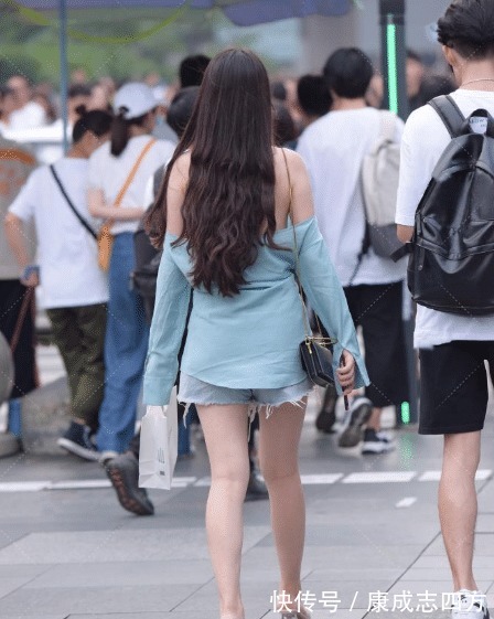 美女|嫌弃衣服不透气,美女特意在裙子背后“裁一刀”通通风,这下终于不嫌热了!