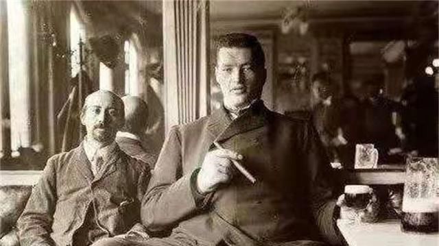 身高|雷纳尔:前半生是1米22的侏儒,后半生是2米16的巨人,他经历了啥