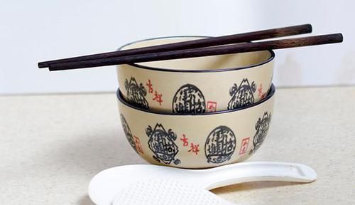 密胺餐具|五岁女孩患白血病，原因竟和吃饭用的碗有关，若你家也有，快扔