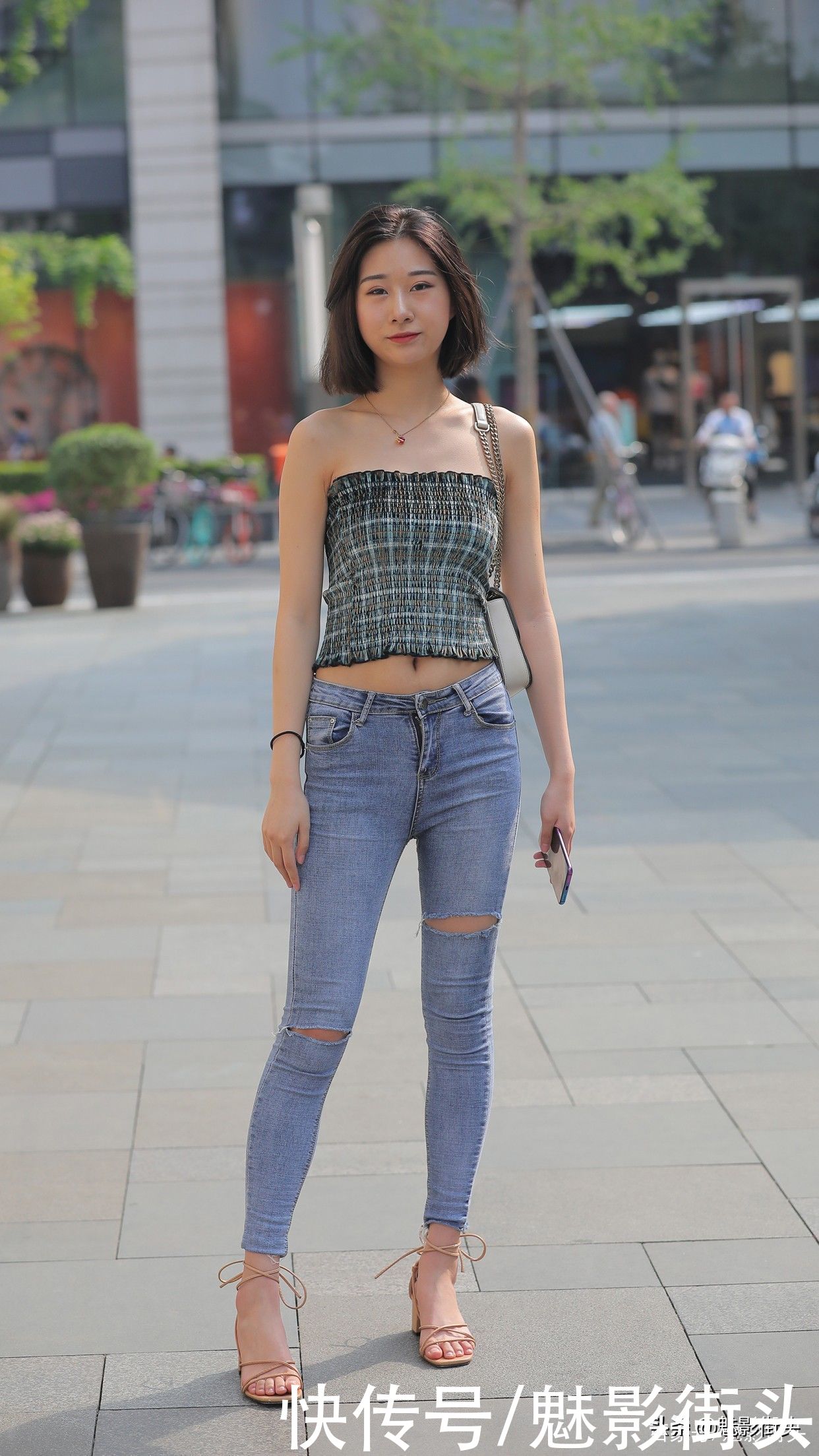 紧身裤|牛仔裤怎么搭配更时髦?选对上衣和鞋子,清凉时髦显身材