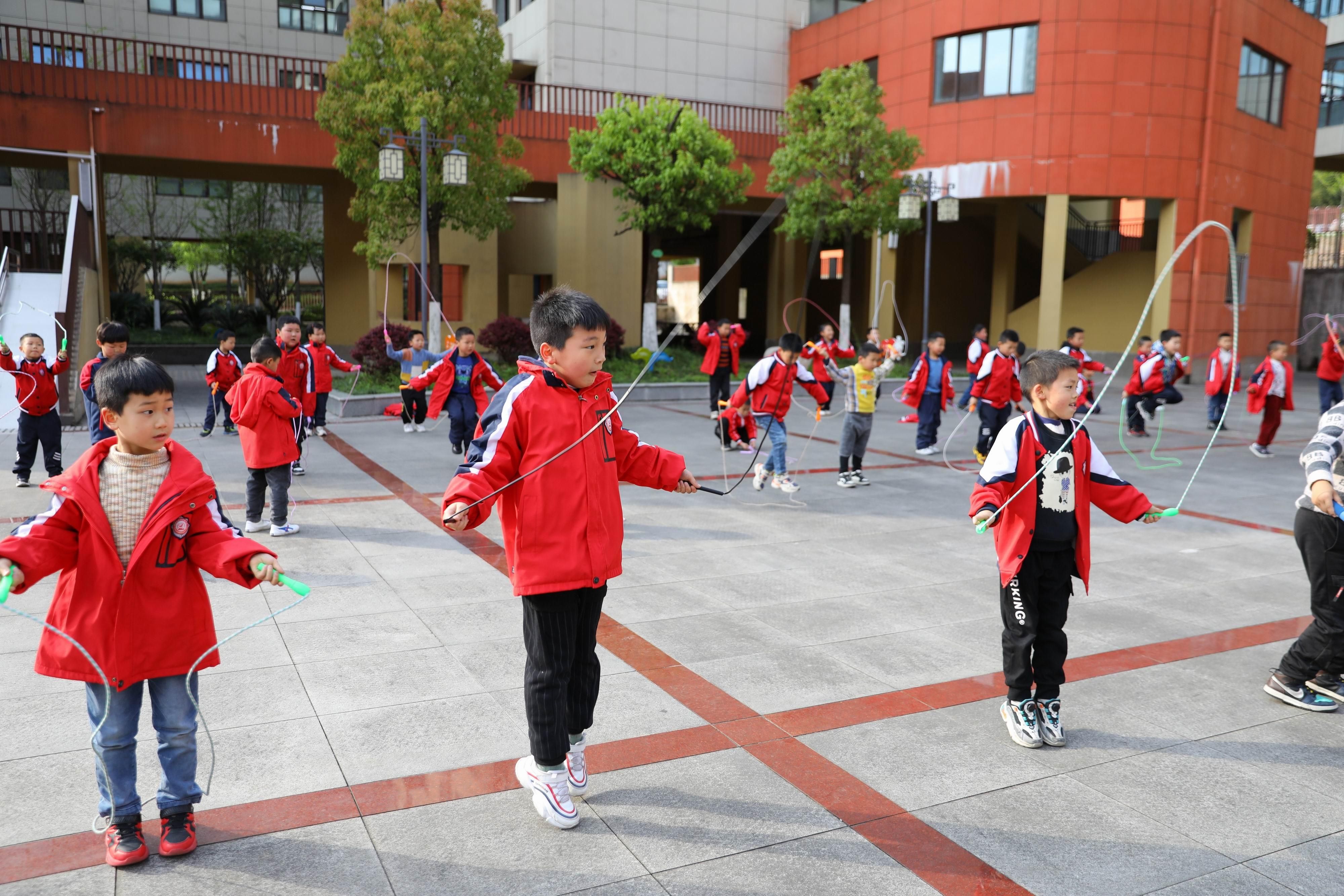 鹤峰城区两所学校启动校内课后服务 破解“三点半难题”