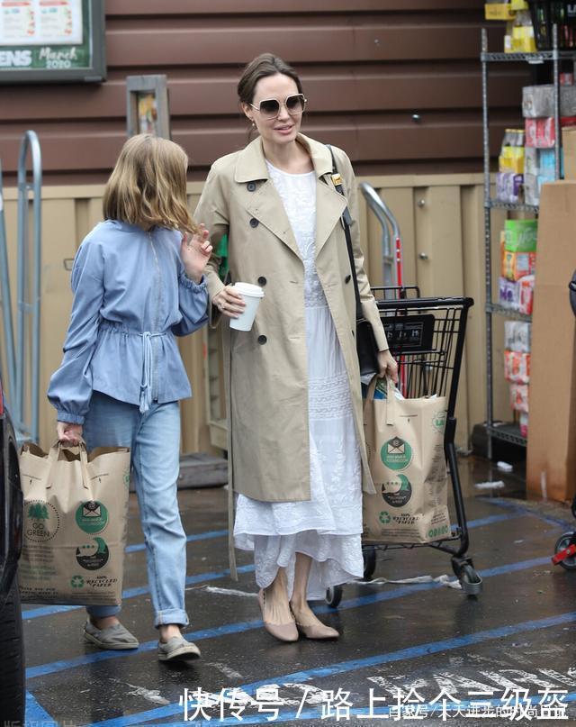 女士|中年女士咋穿美45岁的安吉丽娜朱莉独爱长裙,优雅时尚有气场