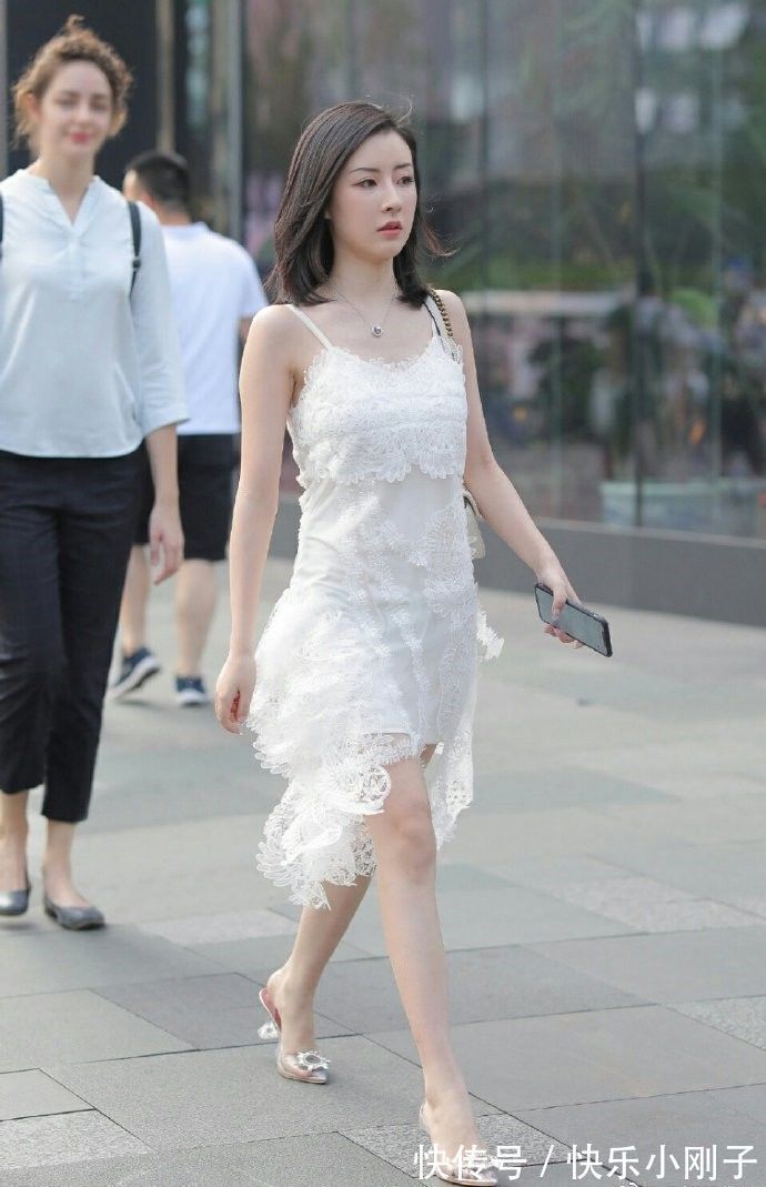 绣花 白色的蕾丝绣花连衣裙,不仅美的精致更是优雅美丽,舒适又清新