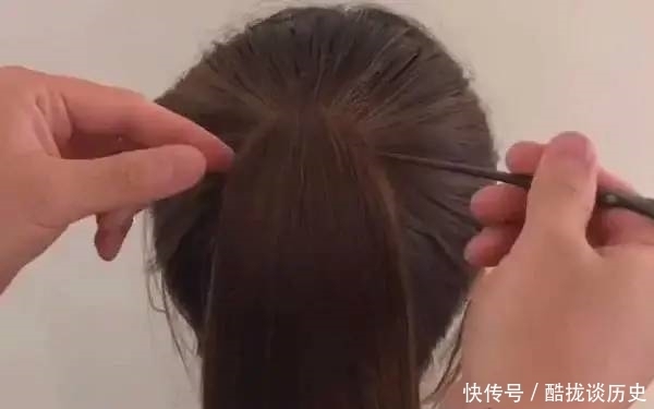 人物|女孩编完一款单马尾发型后，居然神似二次元人物，网友：真的被惊艳到了