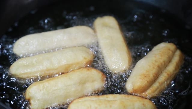 个个|1碗面粉,1个鸡蛋,教你做炸油条,个个松脆有韧劲,好吃无添加剂