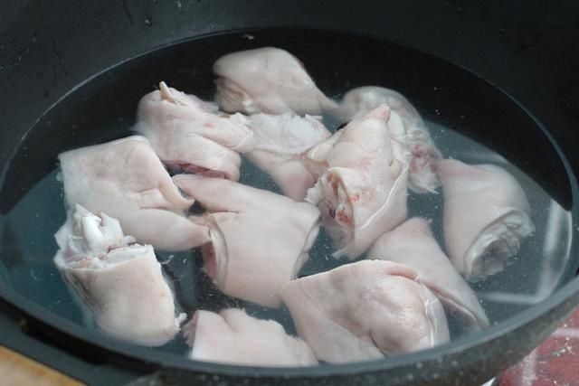 猪蹄这样做真叫一个香，色泽红润软烂入味，健康营养胶原蛋白满满