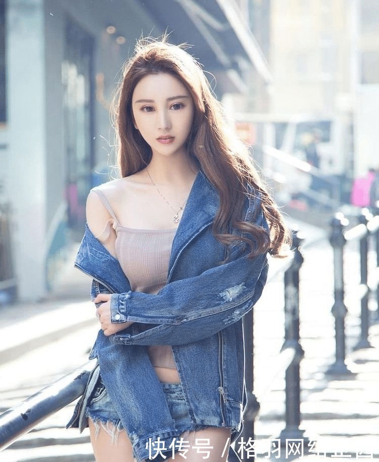 街拍：清纯可人有质的美女，身材凹凸随性不羁的风格气场大！