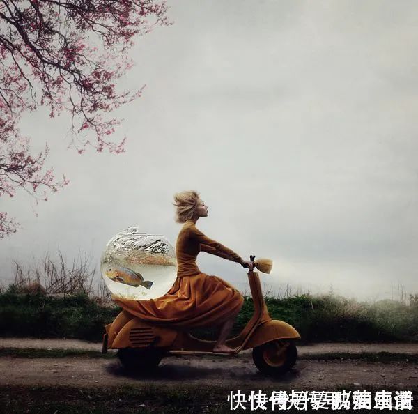 骑自行车|这画面真是绝了,女孩横躺在水里骑自行车,让人看上一眼就忘不了