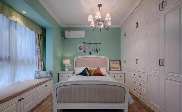 卧室|卧室飘窗别再浪费了,现在流行这样装,能顶上一个大衣柜