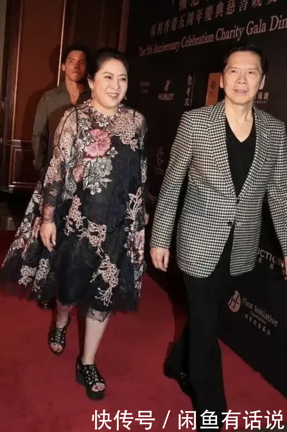 衣服|62岁向太胖得坦荡，穿“花衣服”配珠宝挺时髦，阔太太也是洋气人