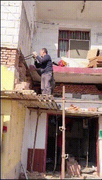 |搞笑GIF：小伙子，你不烫破几身衣服，你是不知道老妈又多狠啊