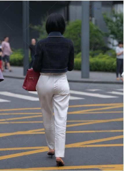 小香风外套搭配高腰休闲裤，设计独特，个性十足