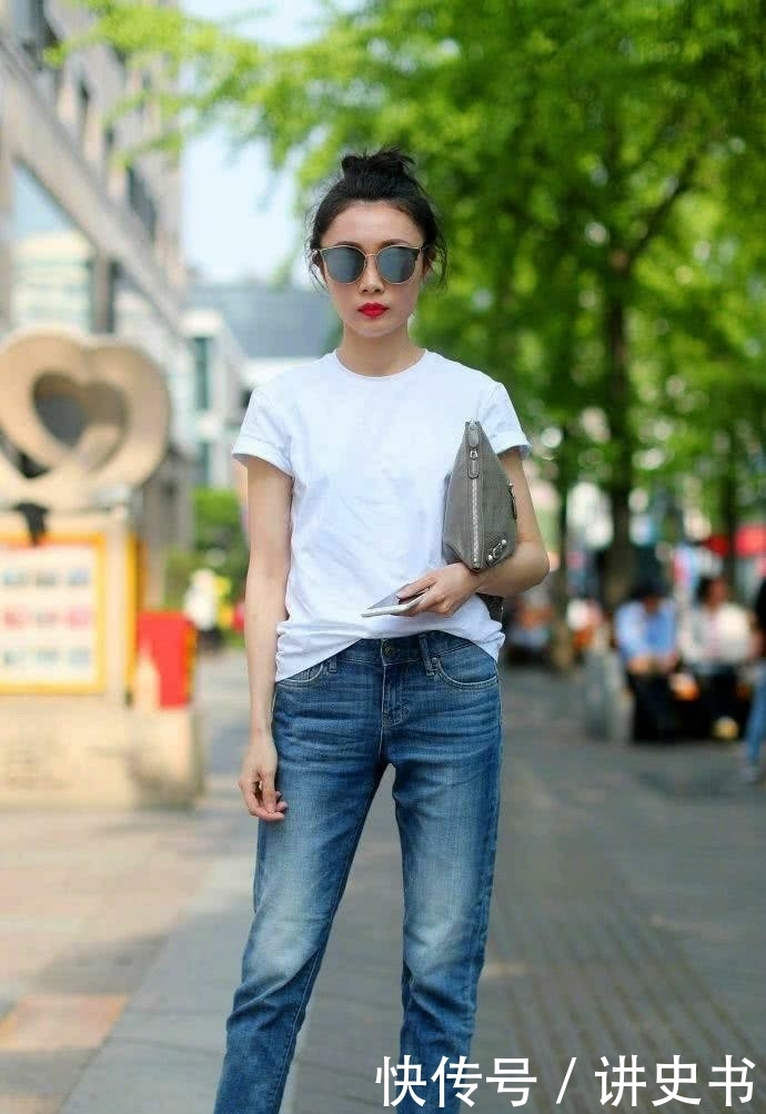 街拍：美女黑色一字肩上衣配红色短裙，秀出白皙长腿，充满女人味