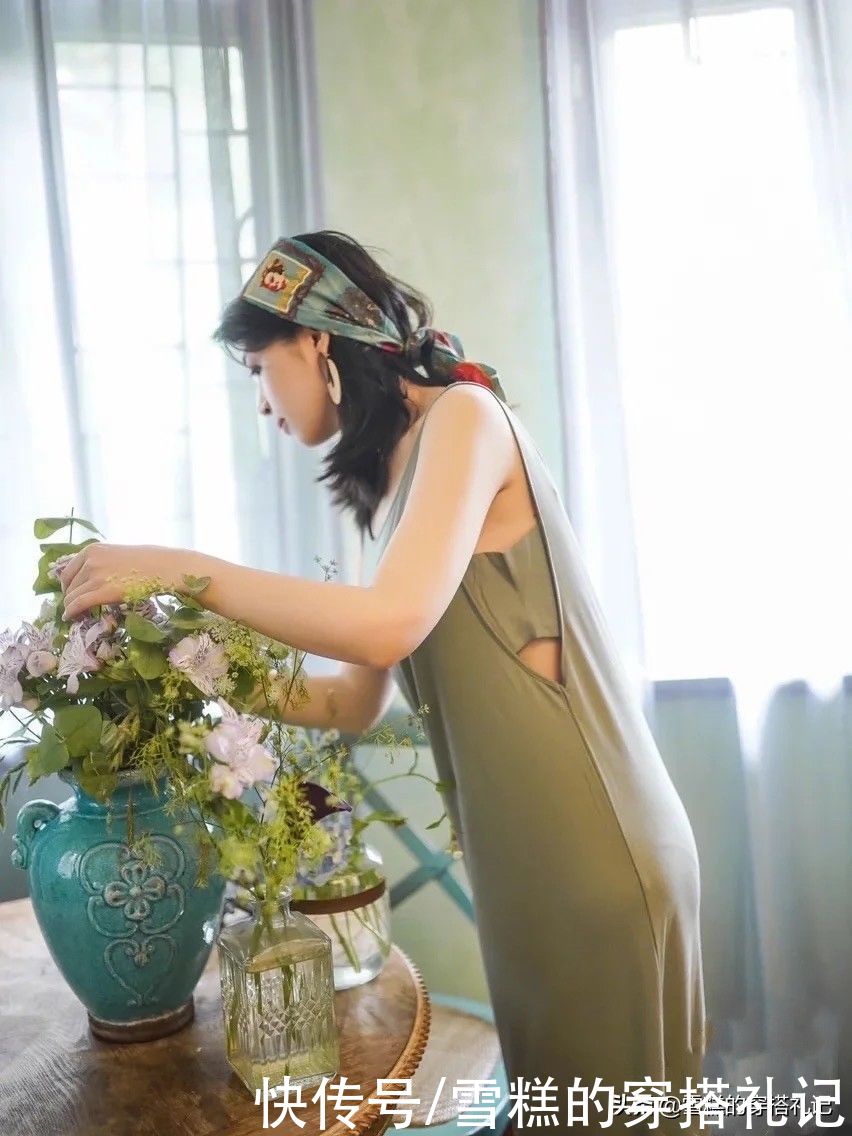 穿衣|奔四女人穿衣别太花哨，“简约搭+精致配饰”才适合你，气质优雅