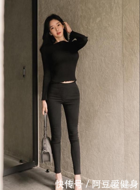 穿上牛仔裤给人温暖时尚的感觉，显得年轻青春范十足