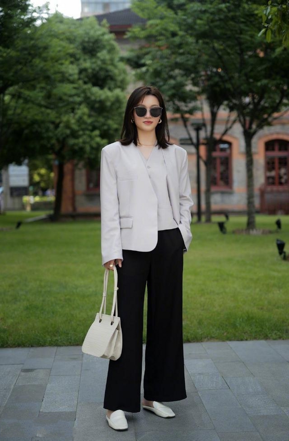 路人街拍,美女简洁的开衫搭配打底裤,你是不是也心动了