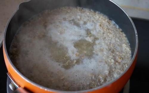 燕麦换一种吃法，搭配南瓜一起煮，软糯又香甜