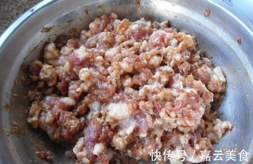 做白菜馅饺子，光用盐还不够！大厨教你一招，白菜鲜嫩不出水