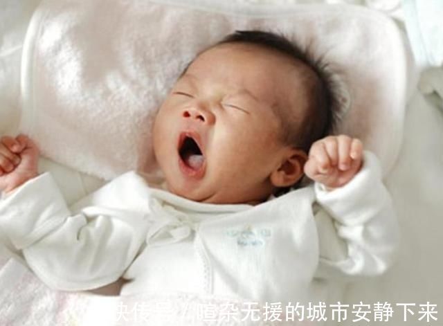 宝宝喝完奶后“很乖”,奶奶却看出不对劲,及时出手救了孩子一命