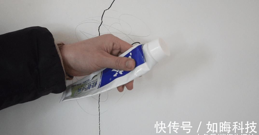 牙膏|家里白墙不仅脏还有裂缝怎么办 用它涂一涂, 墙壁立马焕然一新