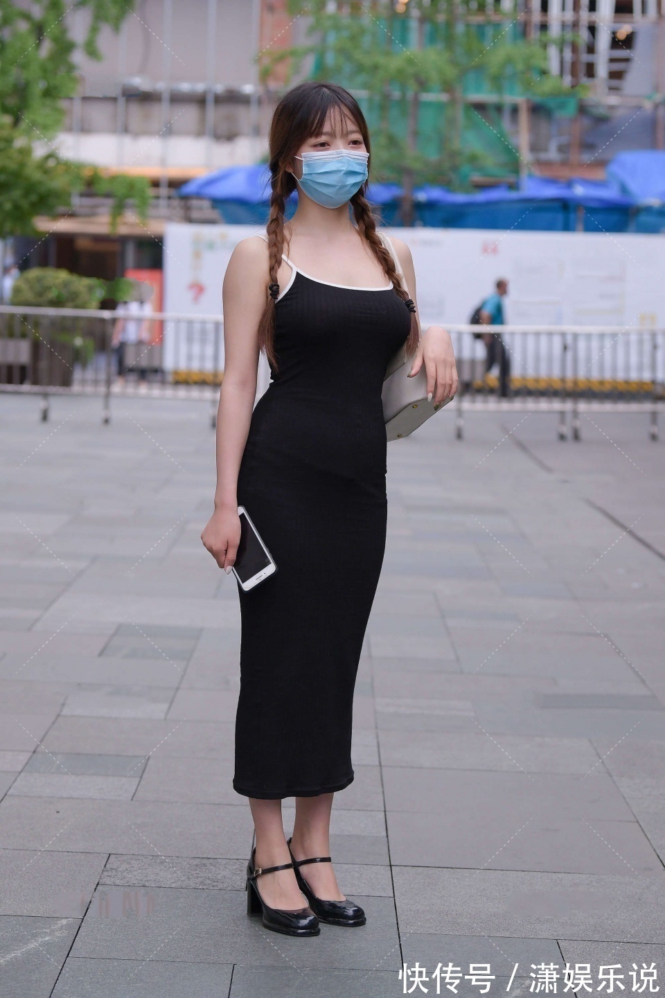 小黑裙|黑色连衣裙简约利落,无袖的款式,让整个造型更清爽休闲