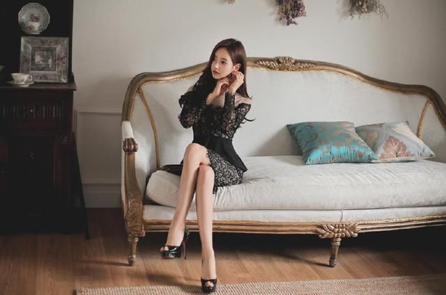 孙允珠蛇纹包臀裙和蕾丝纱网包臀裙，尽显贵妇气质，哪款身材好?